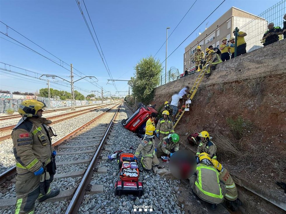 Accidente de un coche que ha caído a las vías en Sabadell (Barcelona)