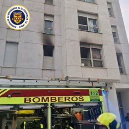 Un coche de Bomberos en un incendio de un domicilio en Cádiz capital.