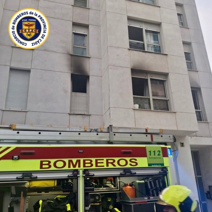Un coche de Bomberos en un incendio de un domicilio en Cádiz capital.