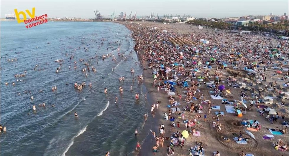 Noche de San Juan en las playas de València