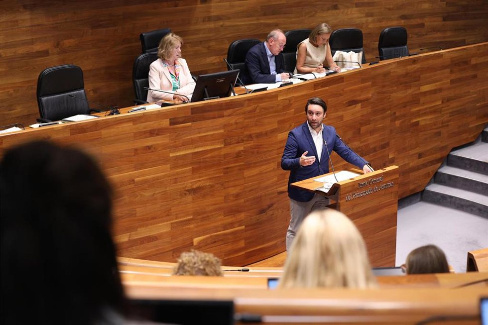 El diputado del PP de Asturias Andrés Ruiz durante la defensa de la iniciativa en el Pleno de la JGPA.
