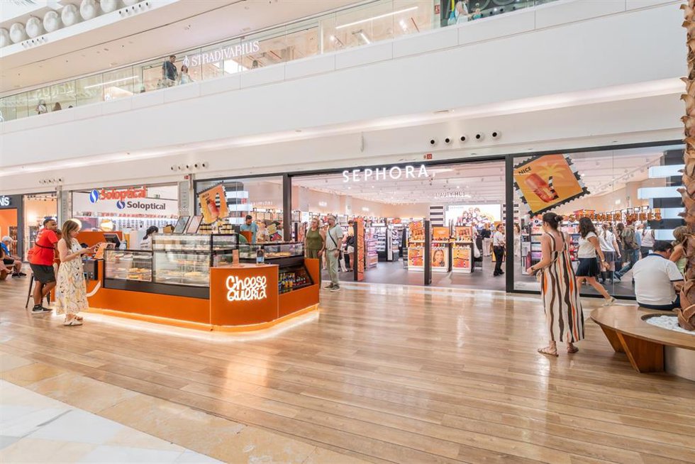 Imagen de Sephora y la Cheesequería en el centro comercial Miramar de Fuengirola (Málaga).