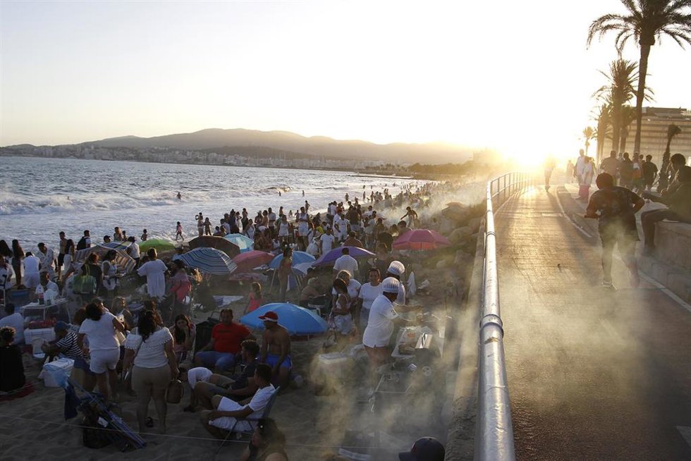 Archivo - Centenares de personas frente a la previa celebración del ‘correfoc’, a 23 de junio de 2022, en Palma de Mallorca, Baleares (España). 