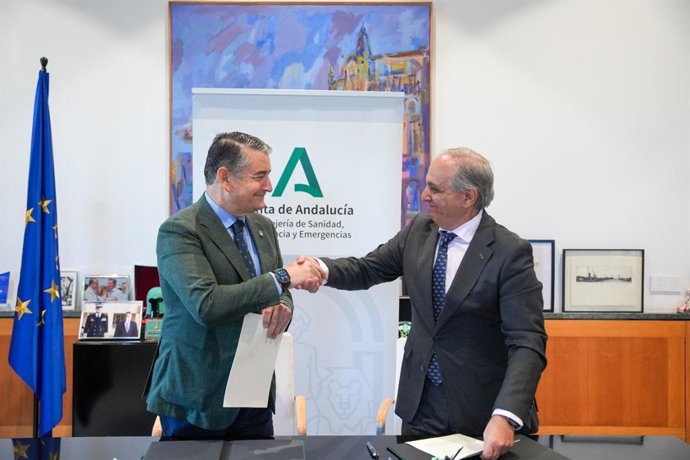El consejero de Sanidad, Presidencia y Emergencias en funciones, Antonio Sanz, tras firmar el acuerdo con el Consejo Evangélico Autonómico de Andalucía.