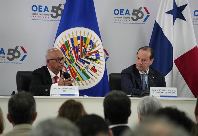 CIDADE DO PANAMÁ, 22 de junho de 2026  -- O secretário-geral da Organização dos Estados Americanos (OEA), Albert R. Ramdin (à esquerda), discursa durante a coletiva de imprensa de abertura da 56ª Assembleia Geral da OEA na Cidade do Panamá, Panamá, em 21 