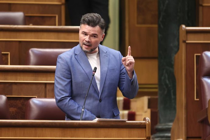 O porta-voz do ERC no Congresso, Gabriel Rufian, intervém durante uma sessão plenária no Congresso dos Deputados, em 23 de junho de 2026, em Madri (Espanha). O hemiciclo recebe uma jornada parlamentar marcada pela apreciação da 