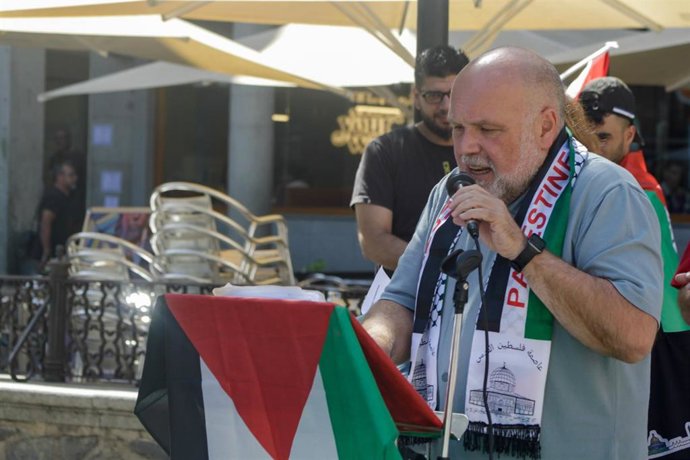 Archivo - El concejal de IU en el Ayuntamiento de Toledo, Txema Fernández, en un acto de solidaridad con Palestina.