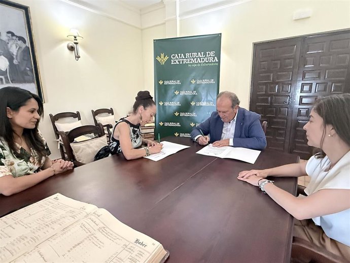Firma del convenio de colaboración entre Caja Rural de Extremadura y el Festival de Teatro Clásico de Alcántara