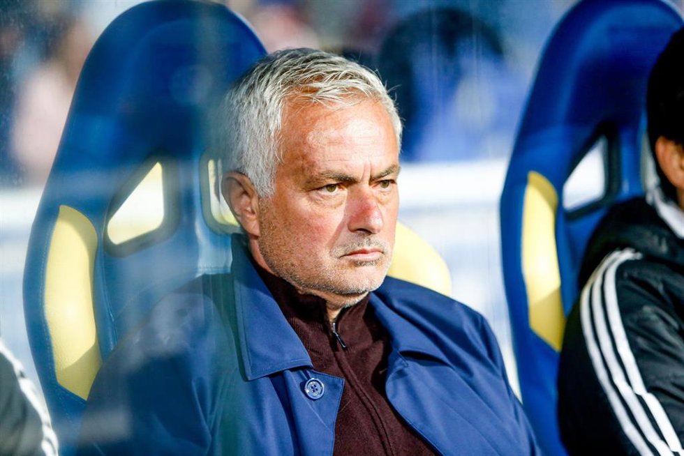 Archivo - El entrenador portugués José Mourinho, en un partido con el SL Benfica ante el GD Estoril Praia.