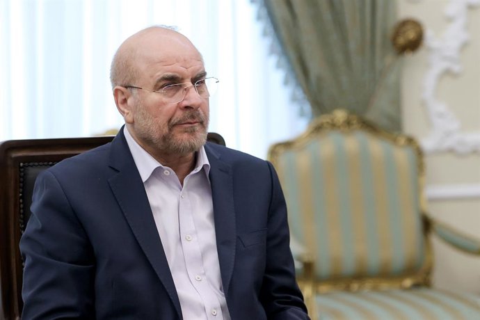 Archivo - Arquivo - 18 de janeiro de 2025, Irã, Teerã: O presidente do Parlamento iraniano, Mohammad Bagher Ghalibaf (à esquerda), se reúne com o presidente iraniano Masoud Pezeshkian (não aparece na foto) e com o presidente do Supremo Tribunal iraniano, 