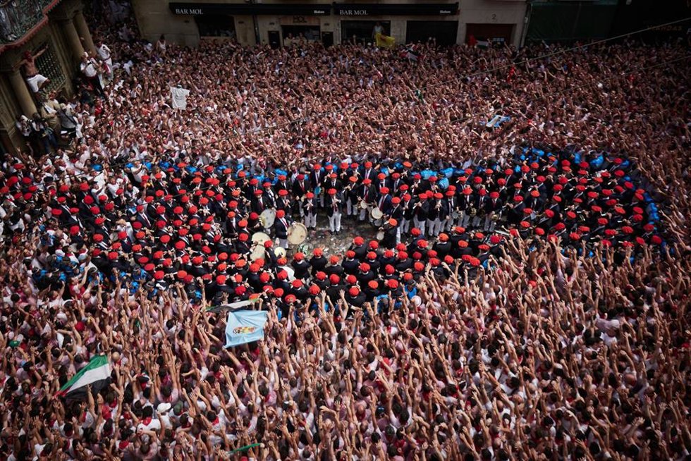 Archivo - Miles de personas durante el Chupinazo de San Fermín 2025.