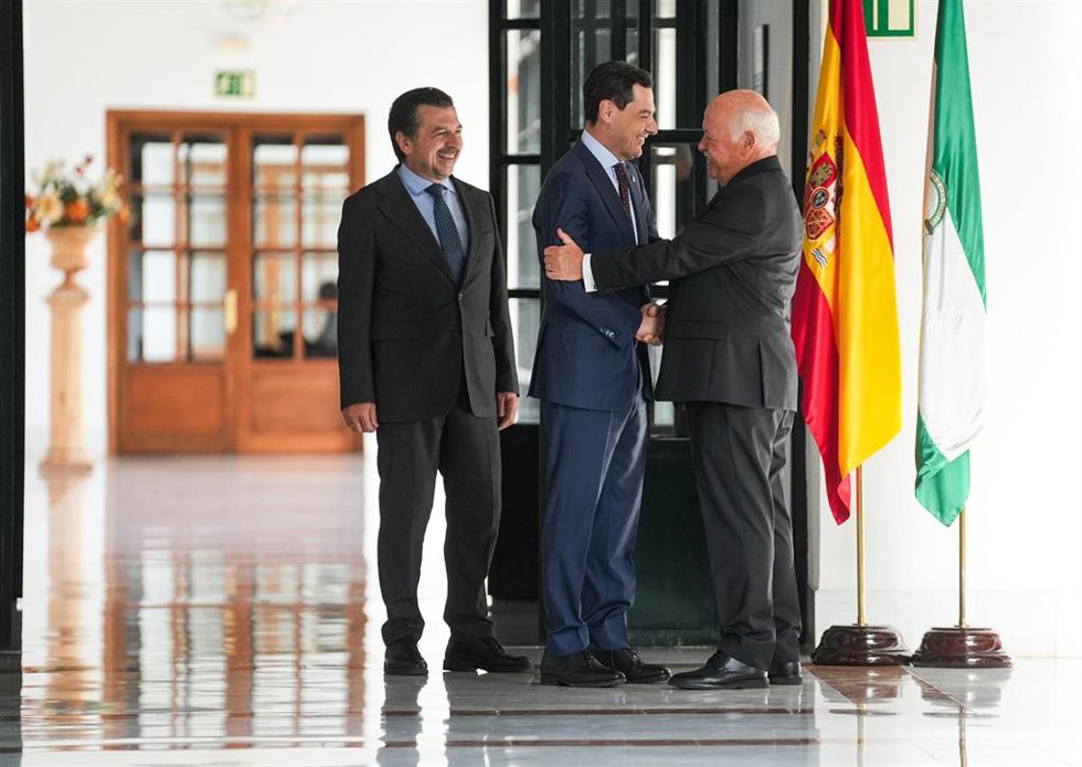 El presidente del Parlamento de Andalucía, Jesús Aguirre (d), recibe al líder y candidato del PP-A a la reelección como presidente de la Junta, Juanma Moreno (c), en el marco de la ronda de contactos para la elección de candidato a la Presidencia de la Ju