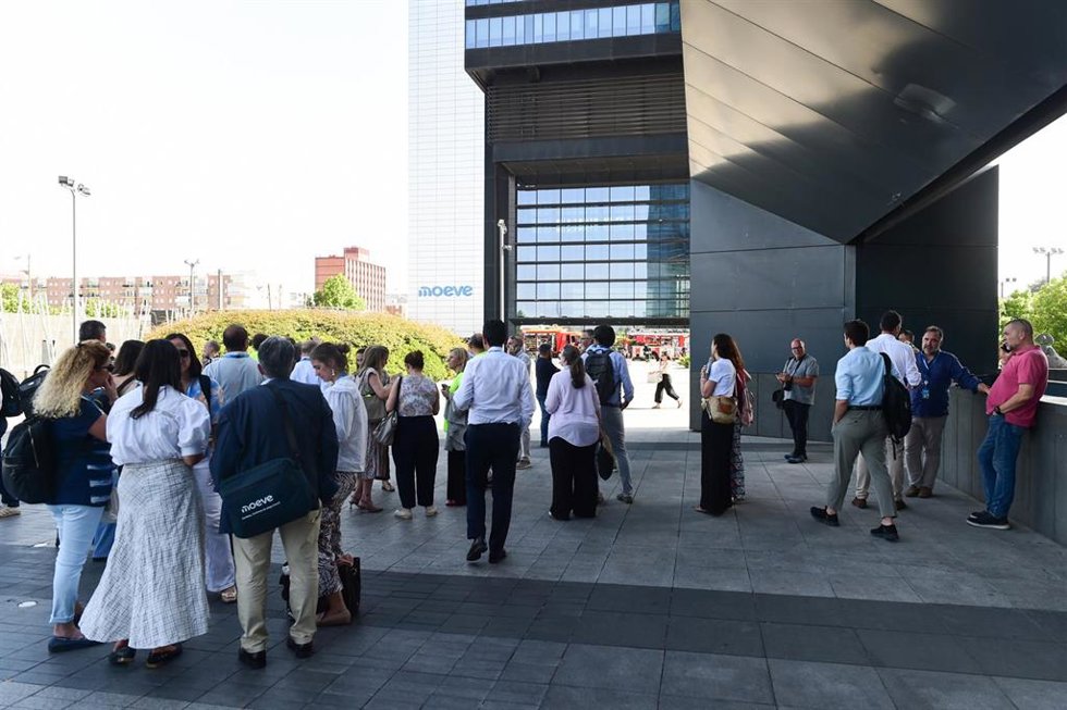 Varias personas en los exteriores de la torre de Moeve, a 23 de junio de 2026, en Madrid (España). Una explosión en una planta intermedia de la torre Moeve, una de las cuatro torres de Madrid, ha obligado esta tarde a desalojar el edificio y ha generado u