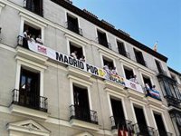 PSOE responde a Vox que la pancarta y bandera desplegadas en Grupos por el Orgullo LGTBI "se van a quedar donde están"