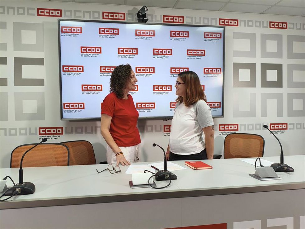 La secretaria de Políticas Lgtbiqa+ de CCOO Castilla y León, Laura Mayo, y Loreto Ruano, perteneciente a la misma Secretaría.
