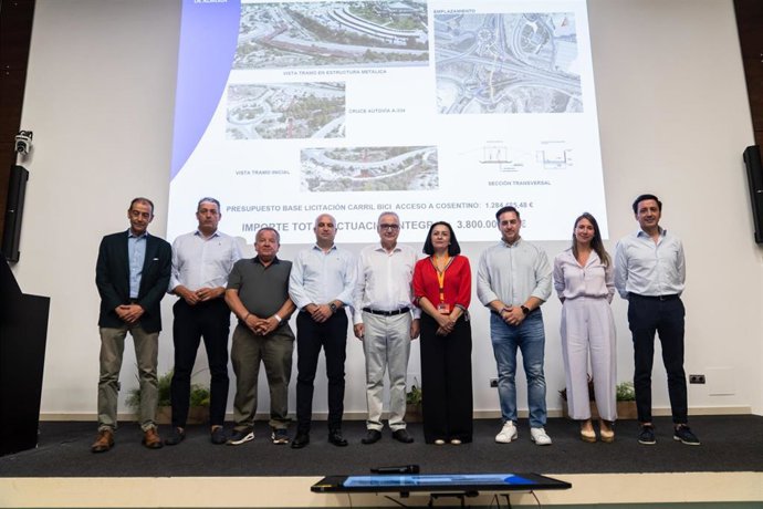 La presentación del proyecto que unirá la red ciclista de la Vía Verde del Almanzora y el parque industrial de Cosentino en el Auditorio de Cosentino en Cantoria (Almería).