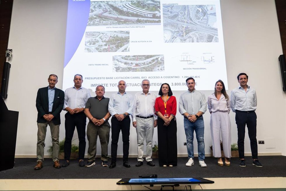La presentación del proyecto que unirá la red ciclista de la Vía Verde del Almanzora y el parque industrial de Cosentino en el Auditorio de Cosentino en Cantoria (Almería).