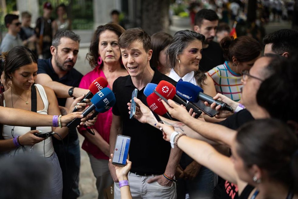 Archivo - El concejal de Más Madrid, Eduardo Rubiño, durante la manifestación estatal del Orgullo LGTBI+ 2025