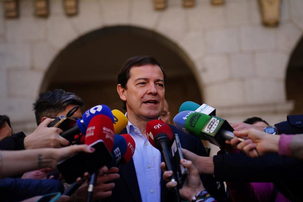 Alfonso Fernández Mañueco ejerce su derecho al voto en Salamanca