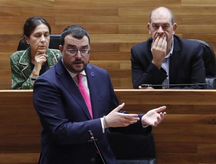 El presidente del Principado, Adrián Barbón, durante el Pleno de este miércoles en la JGPA.