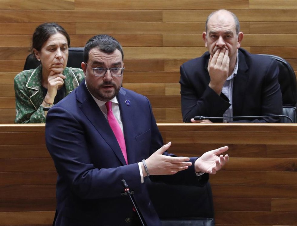 El presidente del Principado, Adrián Barbón, durante el Pleno de este miércoles en la JGPA.