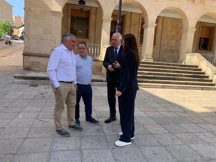 A la dcha, la portavoz del Grupo Municipal del PP en Soria, Belén Izquierdo, junto al resto de miembros de la formación.