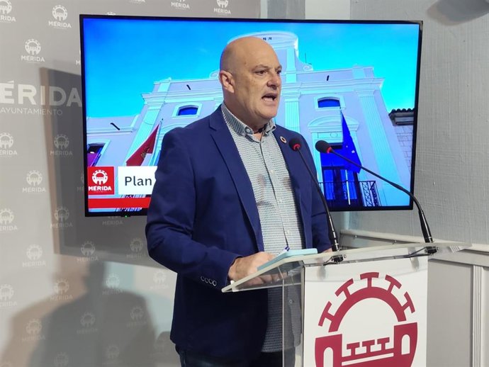 El portavoz municipal en el Ayuntamiento de Mérida, Julio César Fuster, presenta en rueda de prensa el nuevo plan de empleo con cargo al remanente de Tesorería desde 2025.