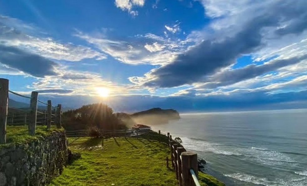 El eclipse solar de 2026 dispara las reservas en alojamientos al aire libre, según Pitchup