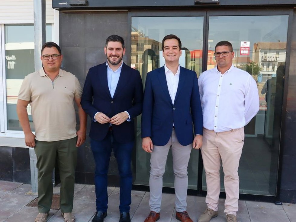 El vicepresidente y consejero de Desregulación, Bienestar Social y Familia, Alejandro Nolasco, en su visita a Pina de Ebro, junto con el alcalde, Pablo Blanquet.