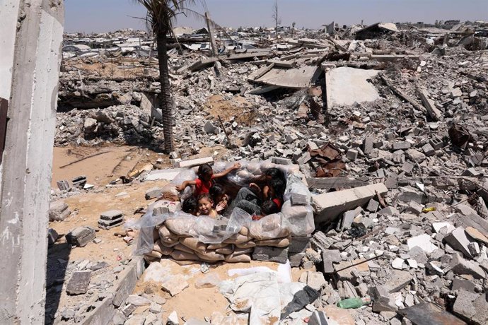 Niños palestinos en el área de Al Zarqa, al este de la ciudad de Gaza, en medio de la destrucción causada por la ofensiva lanzada por el Ejército de Israel contra la Franja tras los ataques del 7 de octubre de 2023 (archivo)