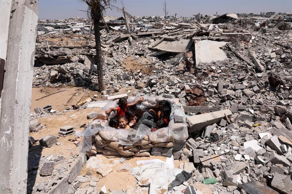 Niños palestinos en el área de Al Zarqa, al este de la ciudad de Gaza, en medio de la destrucción causada por la ofensiva lanzada por el Ejército de Israel contra la Franja tras los ataques del 7 de octubre de 2023 (archivo)