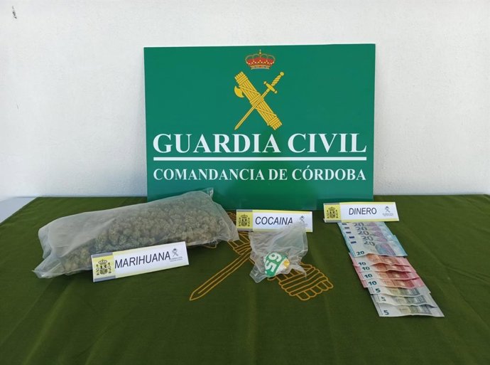 Imagen con la marihuana, cocaína y dinero que ha intervenido la Guardia Civil en Villanueva de Córdoba.