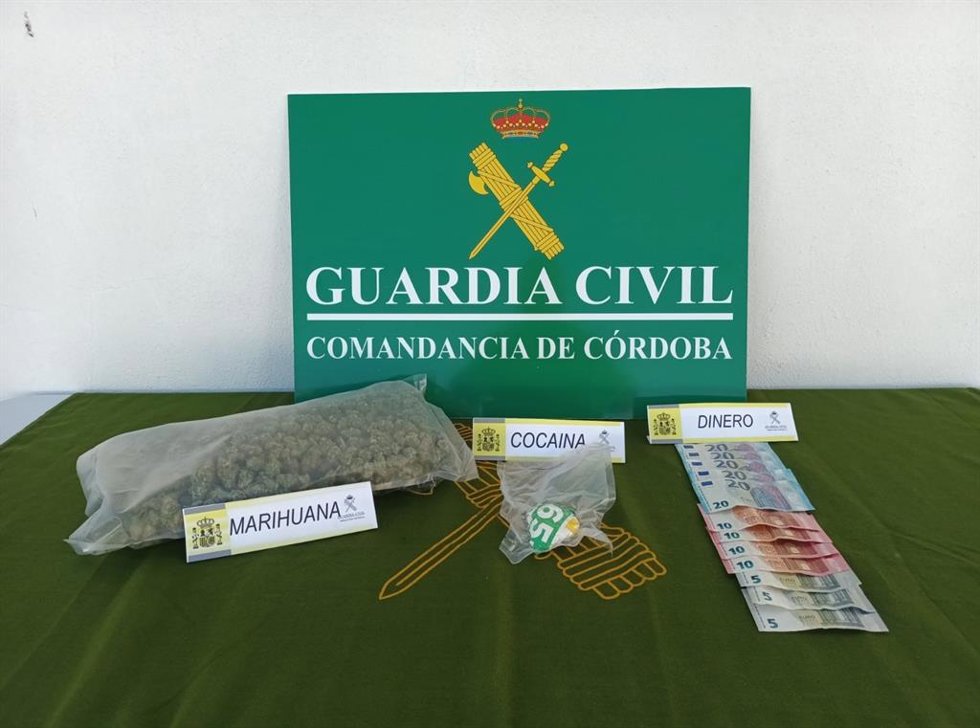Imagen con la marihuana, cocaína y dinero que ha intervenido la Guardia Civil en Villanueva de Córdoba.