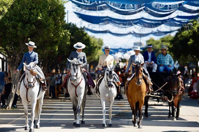 Archivo - Paseos de enganches y caballos recorren el Cortijo de Torres de la Feria de Málaga... A 22 de agosto de 2025 en Málaga (Andalucía, España). Vecinos y visitantes disfrutan de la Feria de Málaga en el recinto ferial.