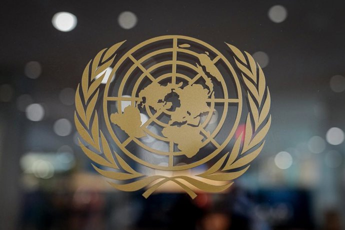 Archivo - 27 September 2025, US, New York: A view of the logo of the United Nations at the General Debate of the UN General Assembly in New York. Photo: Kay Nietfeld/dpa