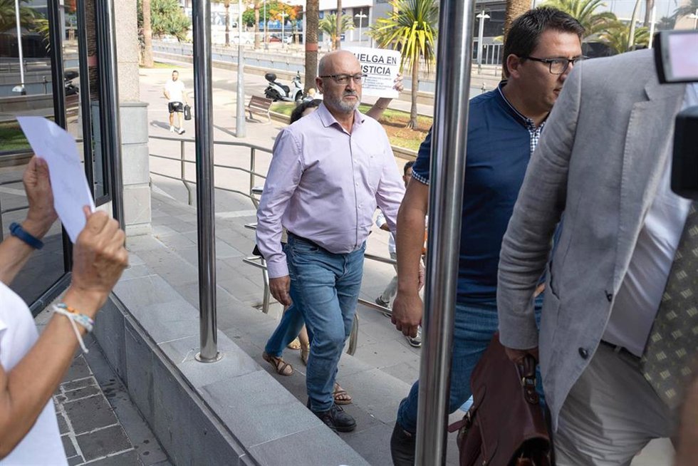 Archivo - El ex diputado del PSOE Juan Bernardo Fuentes Curbelo, alias 'Tito Berni', a su llegada a declarar al Juzgado de Instrucción Número 4 de Santa Cruz de Tenerife, a 29 de junio de 2023, en Santa Cruz de Tenerife, Tenerife, Canarias (España). Esta 