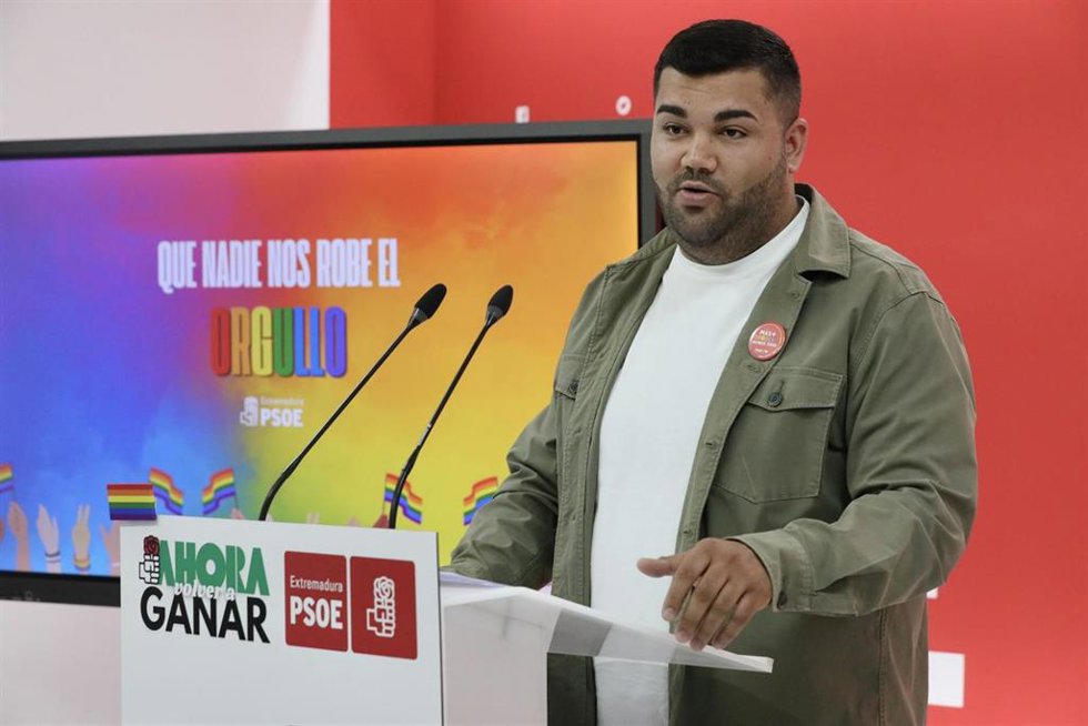 El secretario de Movimientos Sociales, Diversidad y LGTBI del PSOE de Extremadura, Fede González Trinidad, en rueda de prensa con motivo del Orgullo 2026