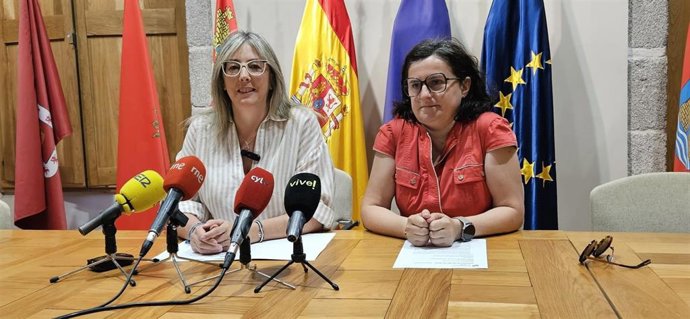La teniente de alcalde de Servicios Sociales del Consistorio abulense, Paloma del Nogal, y la técnico responsable del Área de Juventud,  Nuria Arroyo, en la presentación de la programación juvenil de verano.