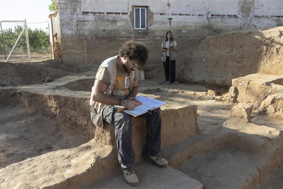 Archivo - Dos arqueólogos trabajan en un nuevo hallazgo en el edificio tartésico de Casas del Turuñuelo, en el Ayuntamiento de Guareña, a 6 de junio de 2024, en Guareña, Badajoz, Extremadura (España). Los investigadores del CSIC han encontrado escenas de 