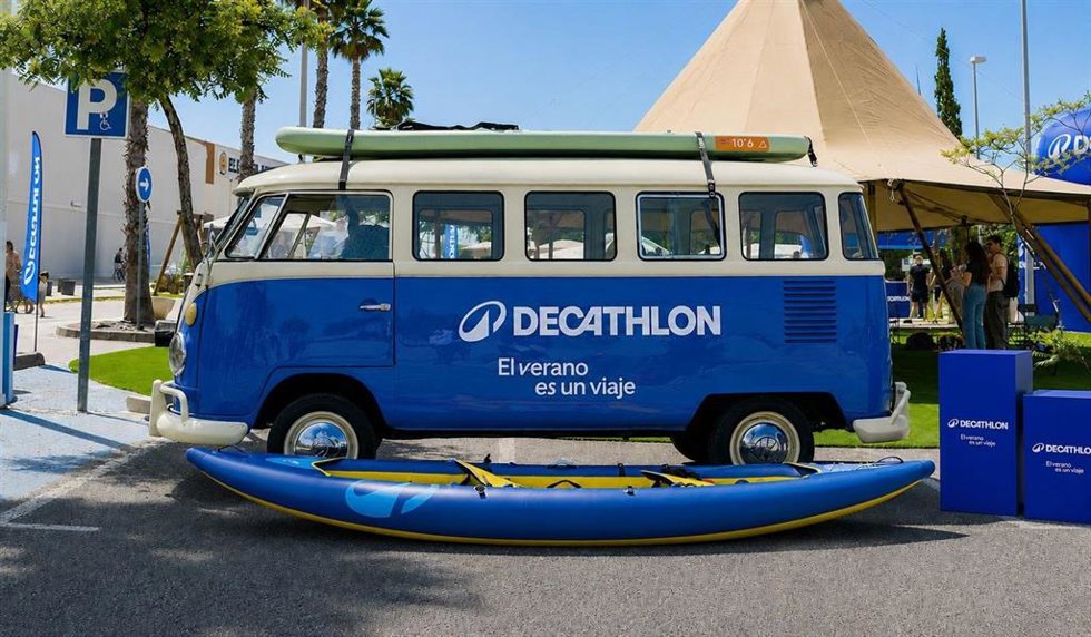 Decathlon conecta deporte y comunidad en su ruta 'Van del verano' por Alicante, Cullera y Madrid.