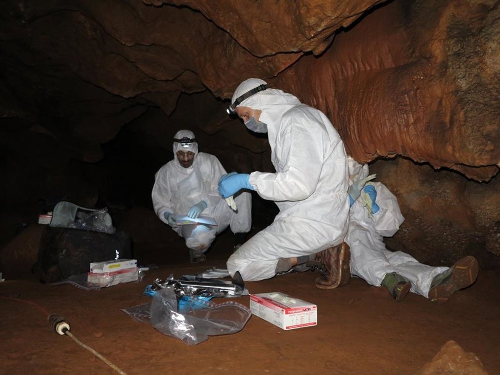 Investigaores en una cueva