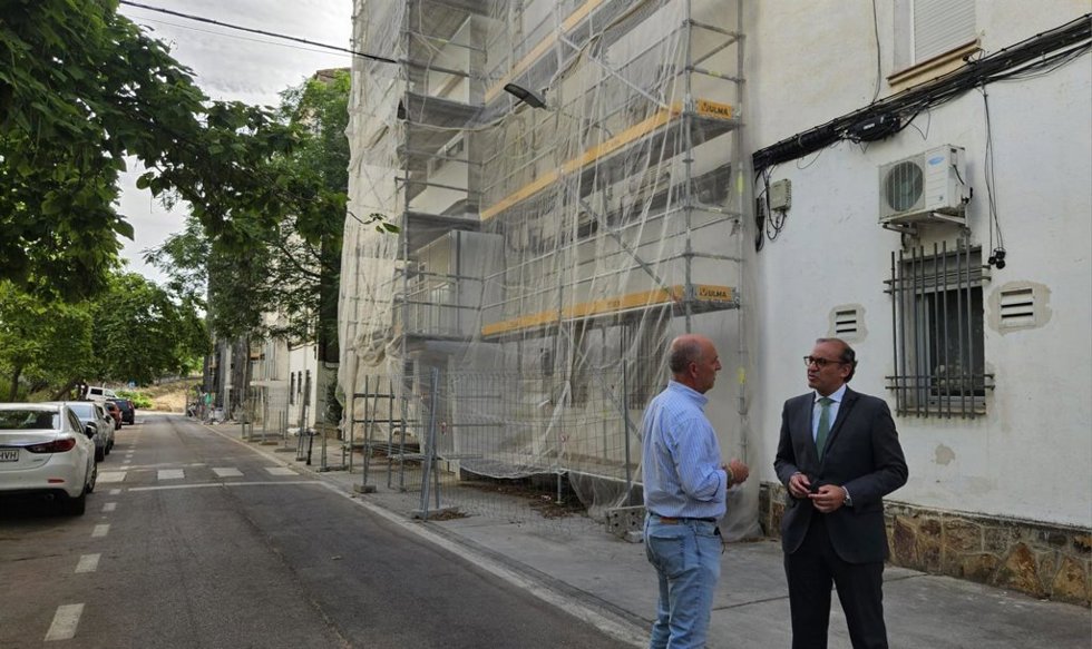 El alcalde de Cáceres, Rafael Mateos, y el concejal de Urbanismo, Tirso Leal, han visitado este miércoles las obras de eficiencia energética en 90 viviendas del entorno de la plaza de toros