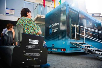 CaixaBank instala bancos realizados con tarjetas recicladas en localidad de Ávila atendidas por ofimóviles
