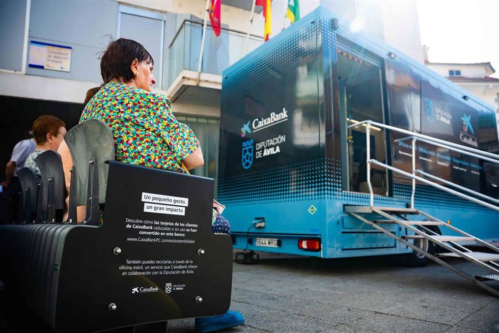 CaixaBank instala bancos realizados con tarjetas recicladas en localidad de Ávila atendidas por ofimóviles