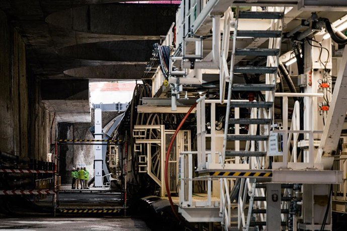 Archivo - Trabajadores durante la visita de la presidenta de la Comunidad de Madrid, Isabel Díaz Ayuso, a las obras de ampliación de la línea 11 de Metro, a 26 de marzo de 2026, en Madrid (España). 