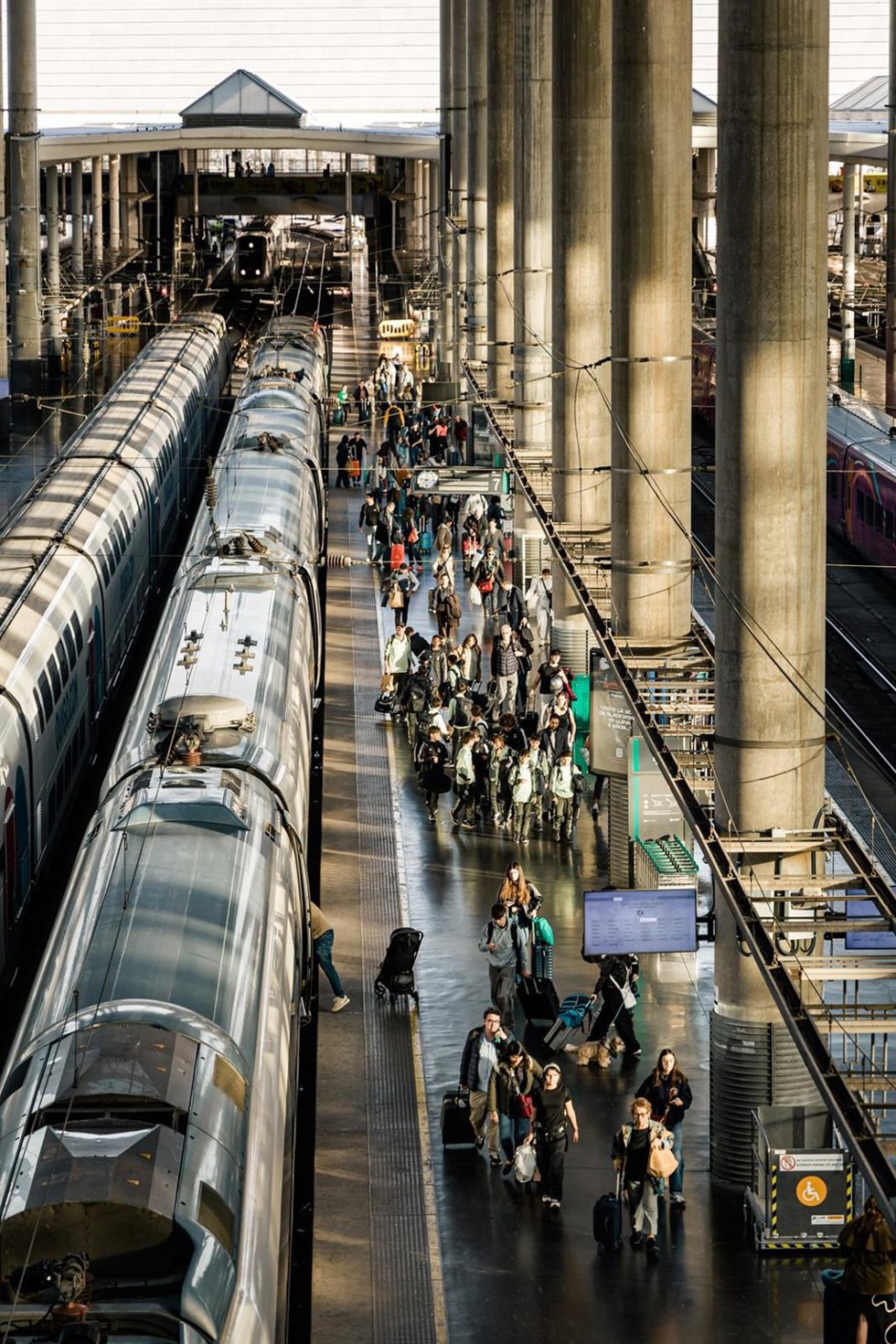 Archivo - Decenas de personas durante la operación retorno con motivo de la Semana Santa 2026, en la estación Madrid-Puerta de Atocha-Almudena Grandes, a 5 de abril de 2026, en Madrid (España). 