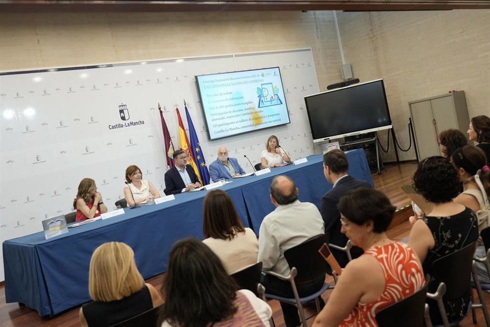 El consejero de Educación, Amador Pastor, en la presentación de la Estrategia.