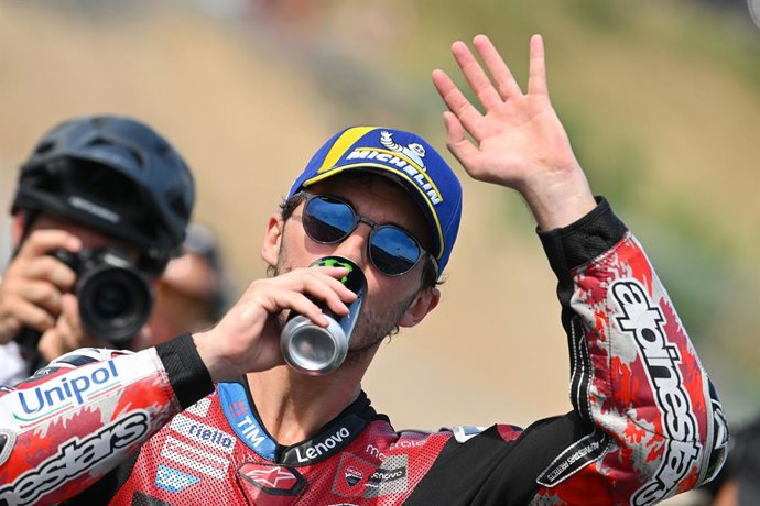 BAGNAIA Francesco (ita), Ducati Lenovo Team, Ducati Desmosedici GP26, retrato, comemorando sua vitória na corrida Sprint durante o Grande Prêmio Monster Energy da República Tcheca de MotoGP de 2026, em Brno, de 19 a 21 de junho, na República Tcheca - Phot
