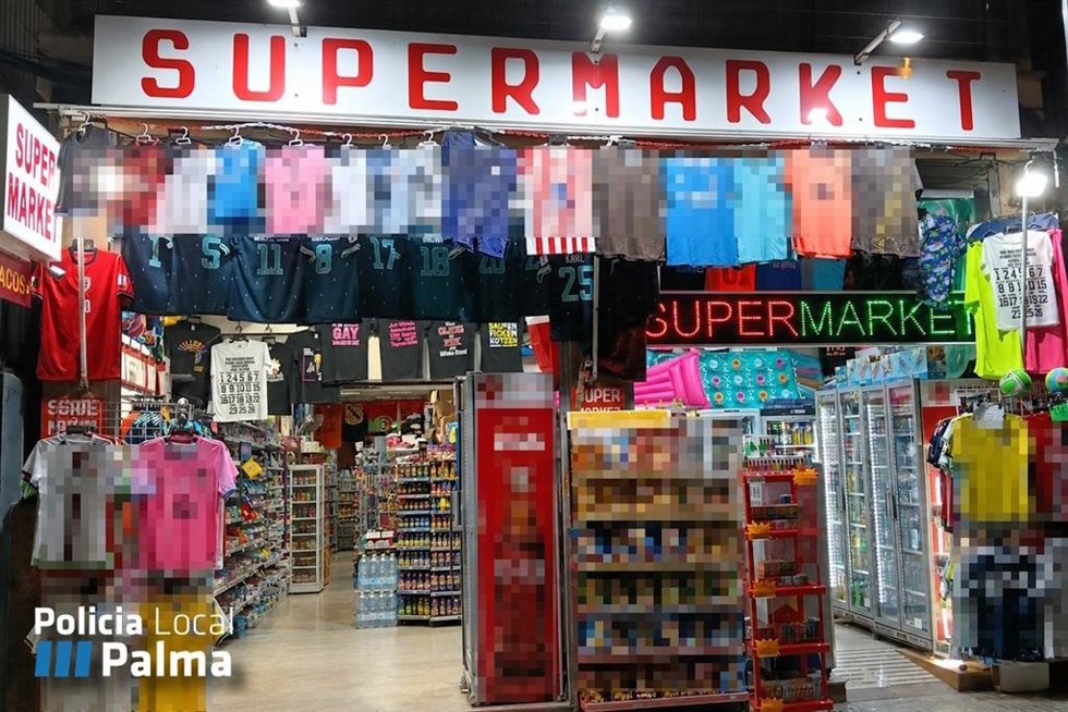 Denuncian al trabajador de un establecimiento de Palma por vender alcohol fuera del horario permitido
