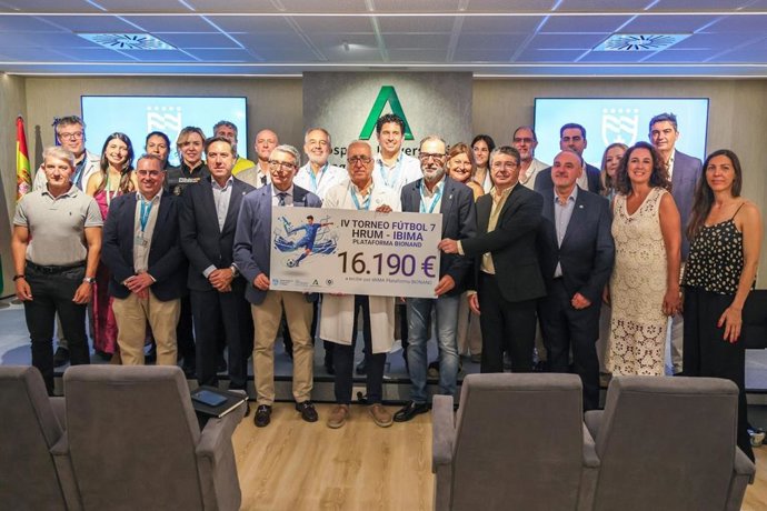 Ibima Plataforma Bionand Málaga recibe un cheque de 16.190 euros para investigación biomédica.